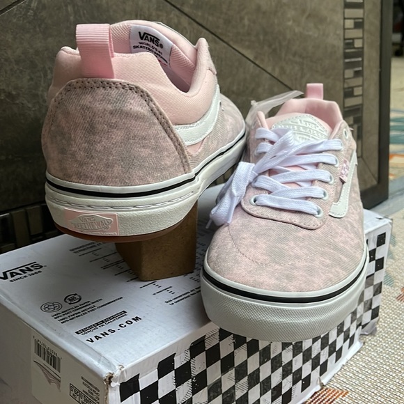 Vans Men’s Kyle Walker
Acid Denim Pink
VN0A5JIEPNK
Sneakers - Picture 10 of 16